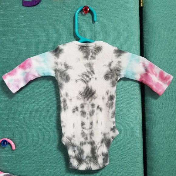 NB Tie-Dyed Gerber Onesies (Hand Dyed) - Picture 6 of 8